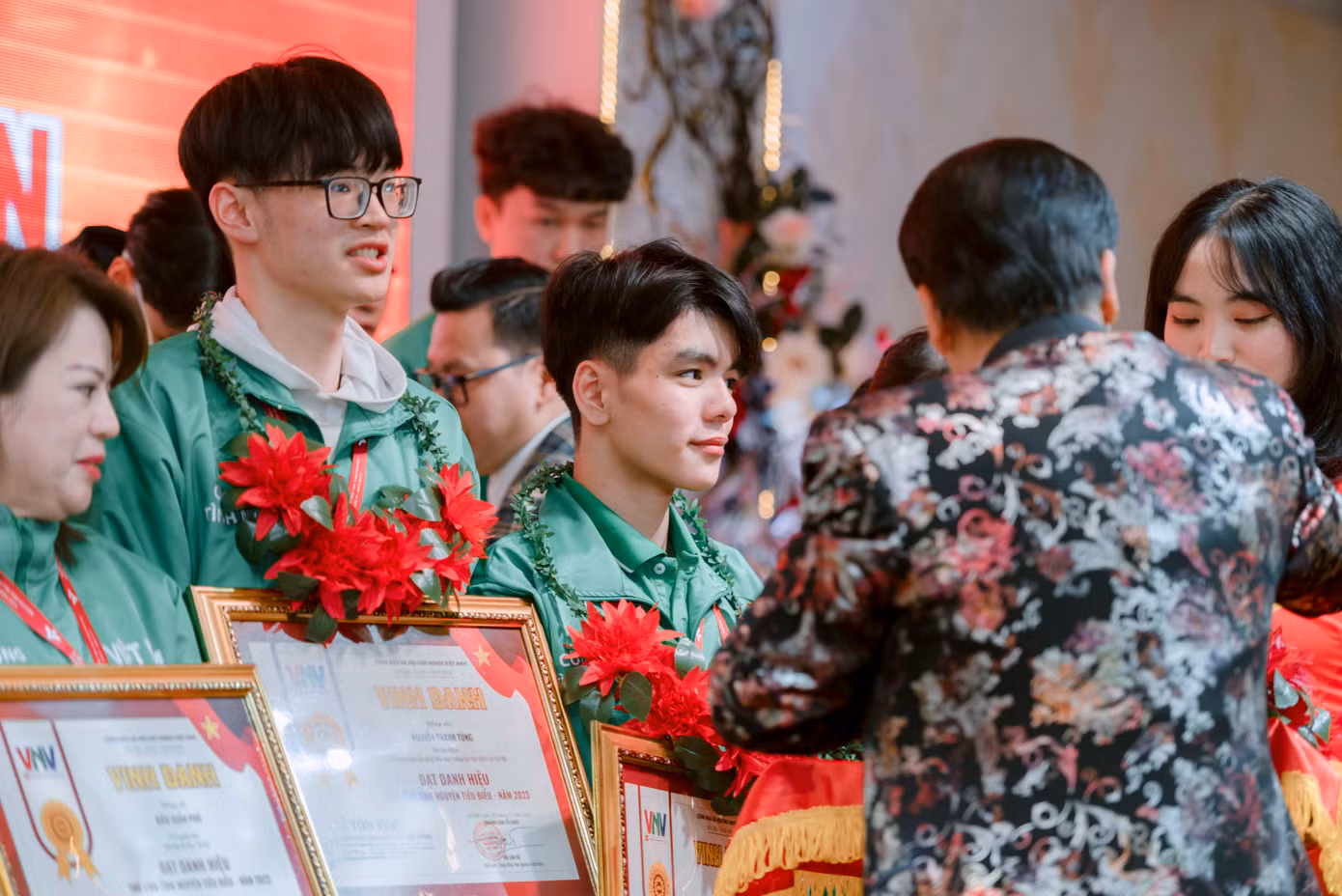 Xuân Phú nhận giải thưởng Thủ lĩnh tình nguyện tiêu biểu.