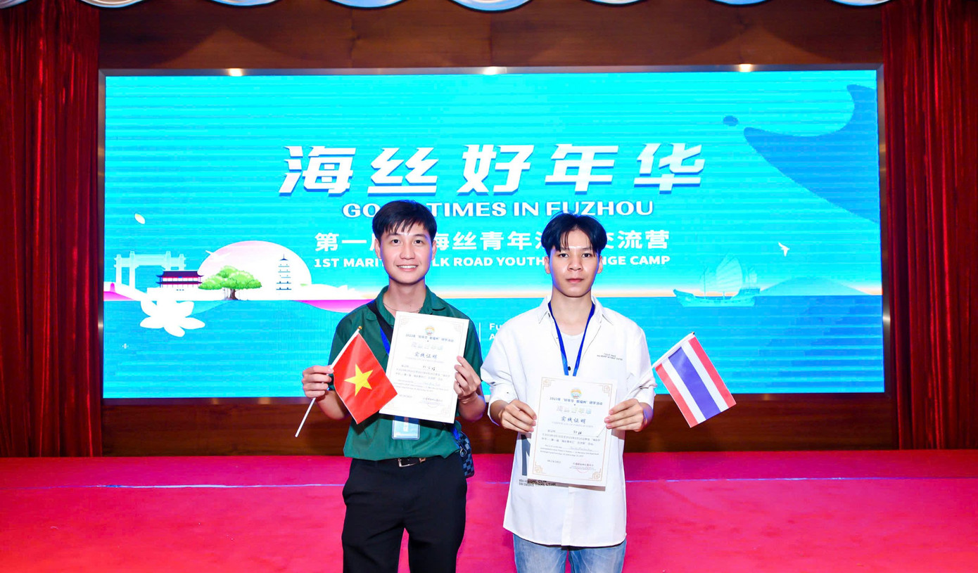 Đông Trình là đại diện sinh viên Việt Nam tham gia hội thảo Con đường tơ lụa. Đông Trình là đại diện sinh viên Việt Nam tham gia hội thảo Con đường tơ lụa.