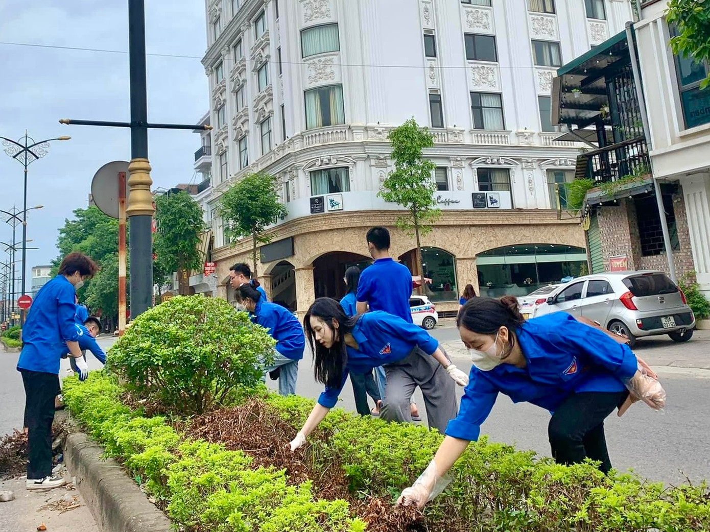 Hoàng Lan tham gia chiến dịch ra quân tình nguyện “Ngày Chủ nhật xanh”.