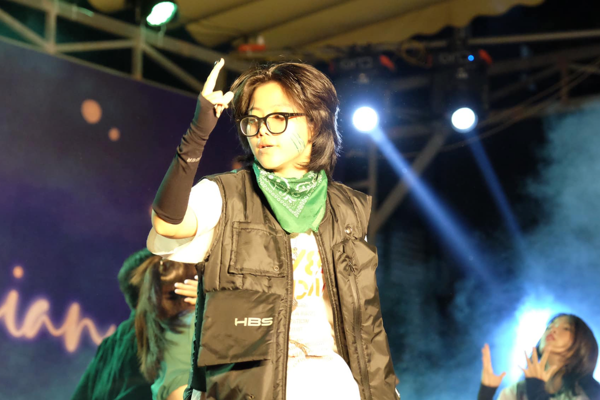 Hạnh Trang hết mình trên sân khấu tại Chuyên Ngoại ngữ.