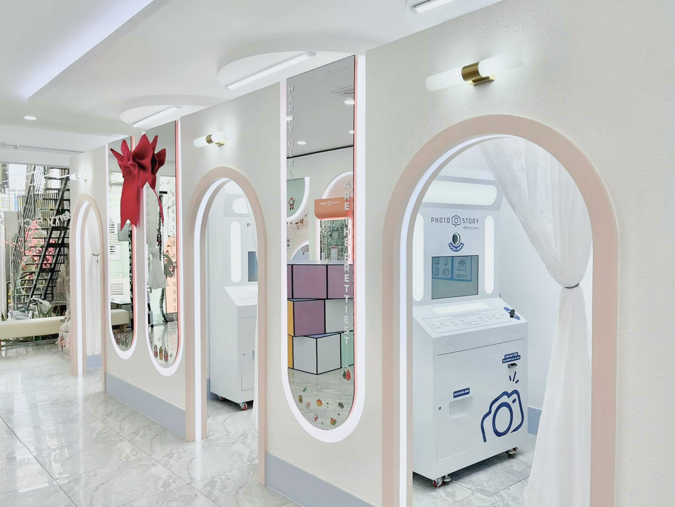 Không gian tại tiệm chụp photobooth được thiết kế đơn giản, với những phụ kiện có sẵn. (Nguồn: Photostory Vietnam).