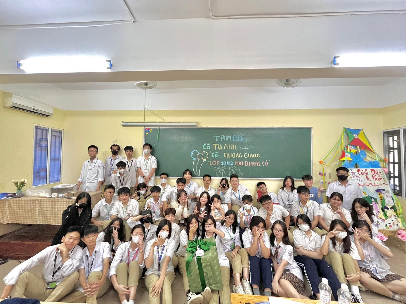 Tú Anh chụp ảnh cùng các bạn sinh viên tại lớp thực tập.