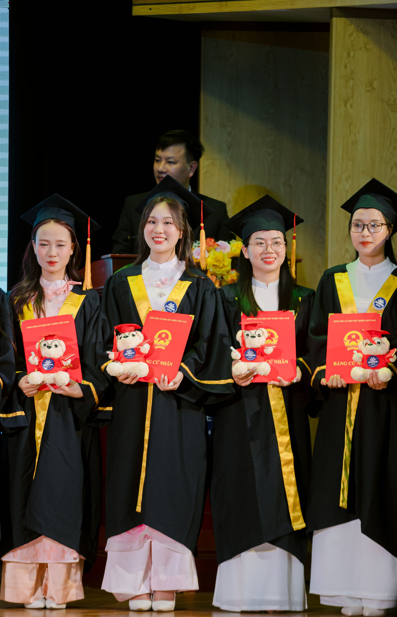 Tú Anh (thứ hai từ trái sang) cùng các bạn tại lễ nhận bằng tốt nghiệp.