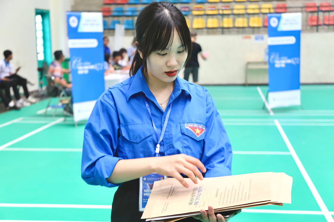 Nữ sinh tích cực tham gia các hoạt động tình nguyện hỗ trợ cộng đồng, bởi cô cho rằng "Sống là cho, đâu chỉ nhận riêng mình".