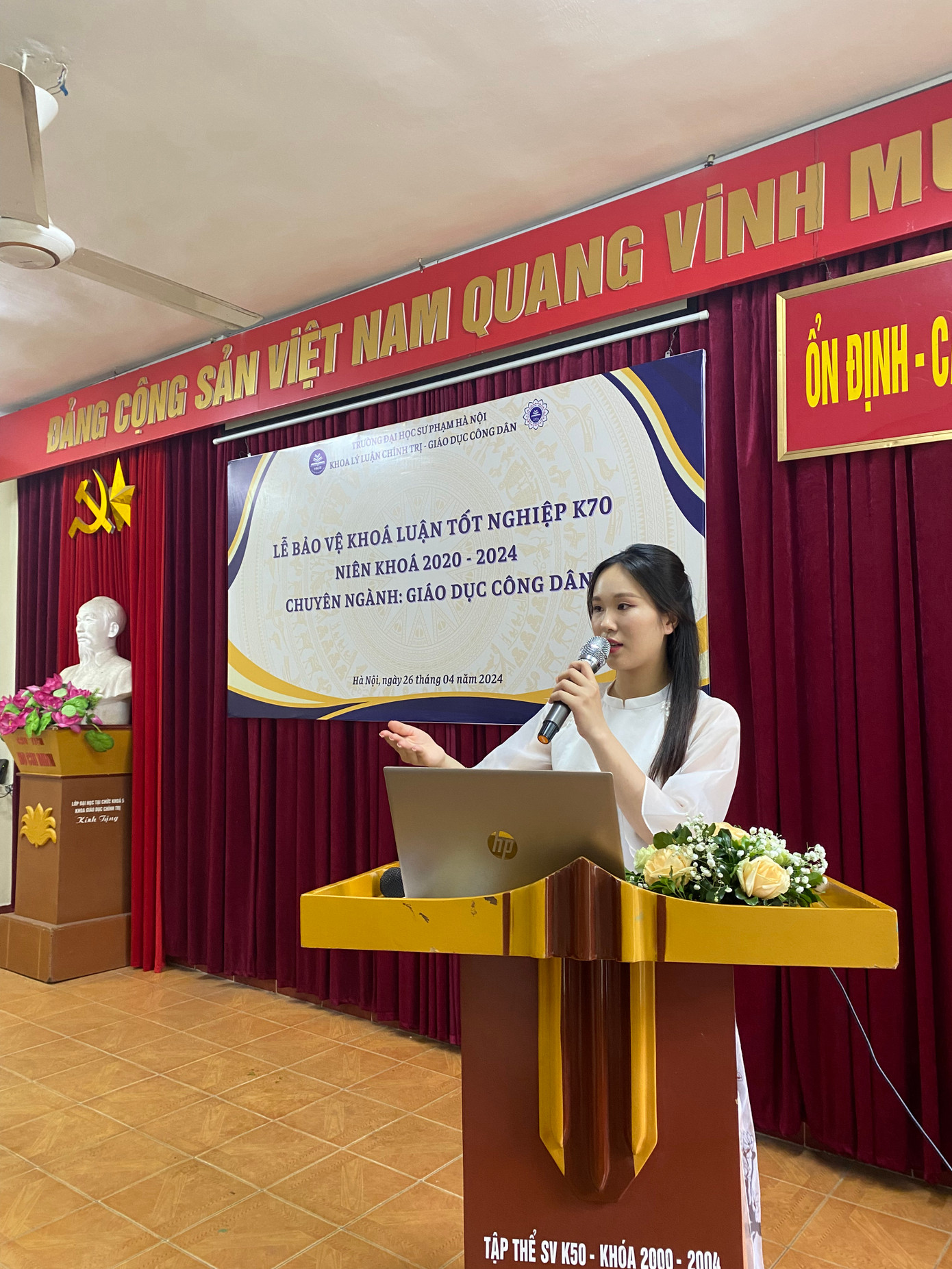 Tú Anh thuyết trình tại lễ bảo vệ khóa luận tốt nghiệp.