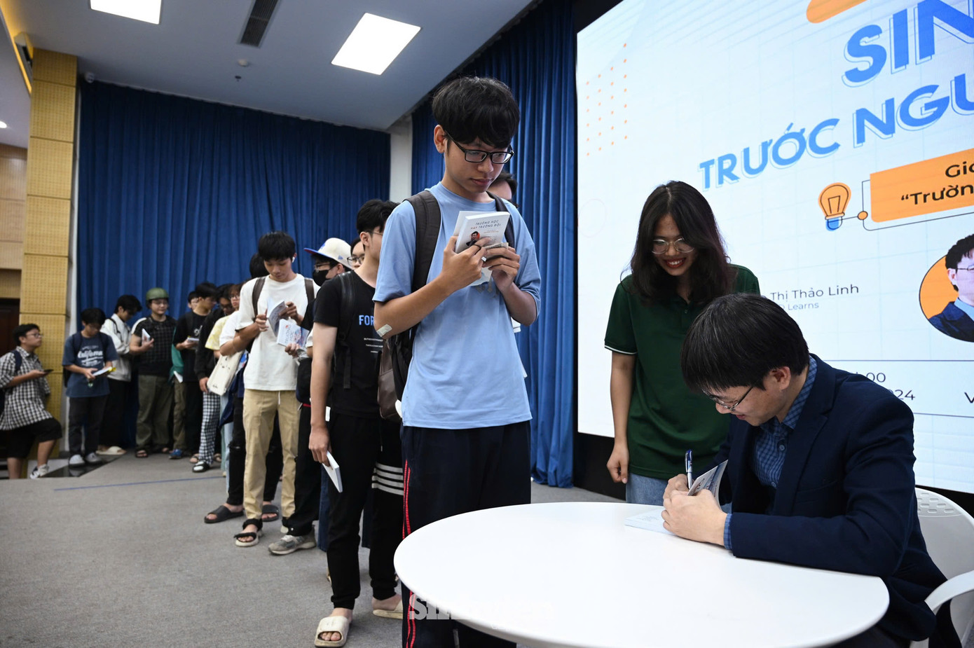 Tác giả, nhà báo Nguyễn Tuấn Anh ký tặng cuốn sách Trường học hay trường đời cho sinh viên USTH. Tác giả, nhà báo Nguyễn Tuấn Anh ký tặng cuốn sách Trường học hay trường đời cho sinh viên USTH.