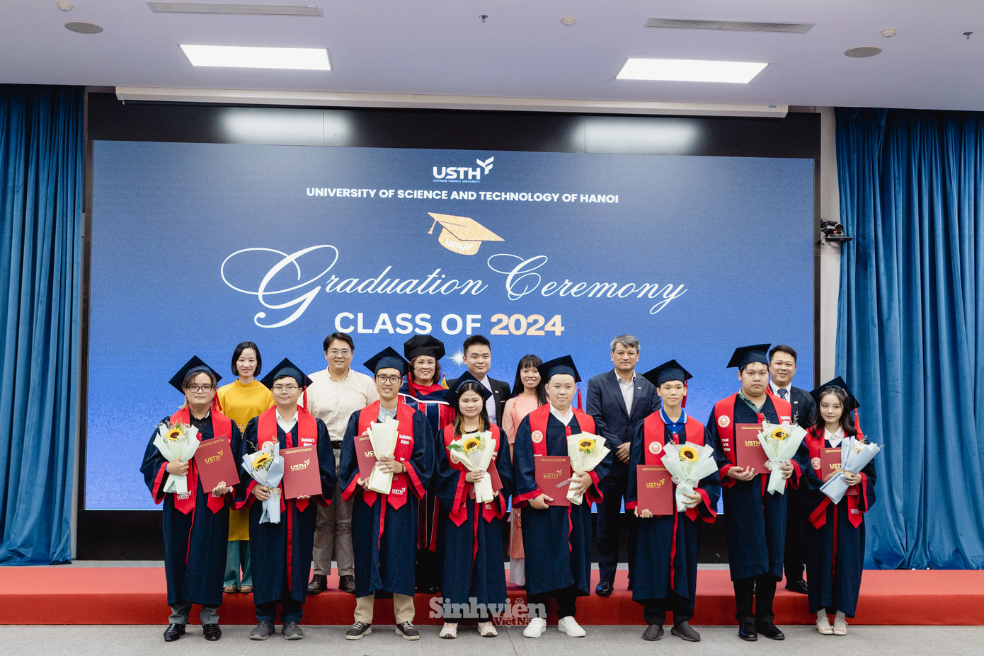 Các tân cử nhân nhận bằng tốt nghiệp.