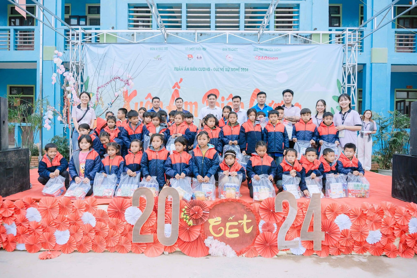 Hồng Hoa trên sân khấu thiện nguyện “thân thương” của mình. Hồng Hoa trên sân khấu thiện nguyện “thân thương” của mình.