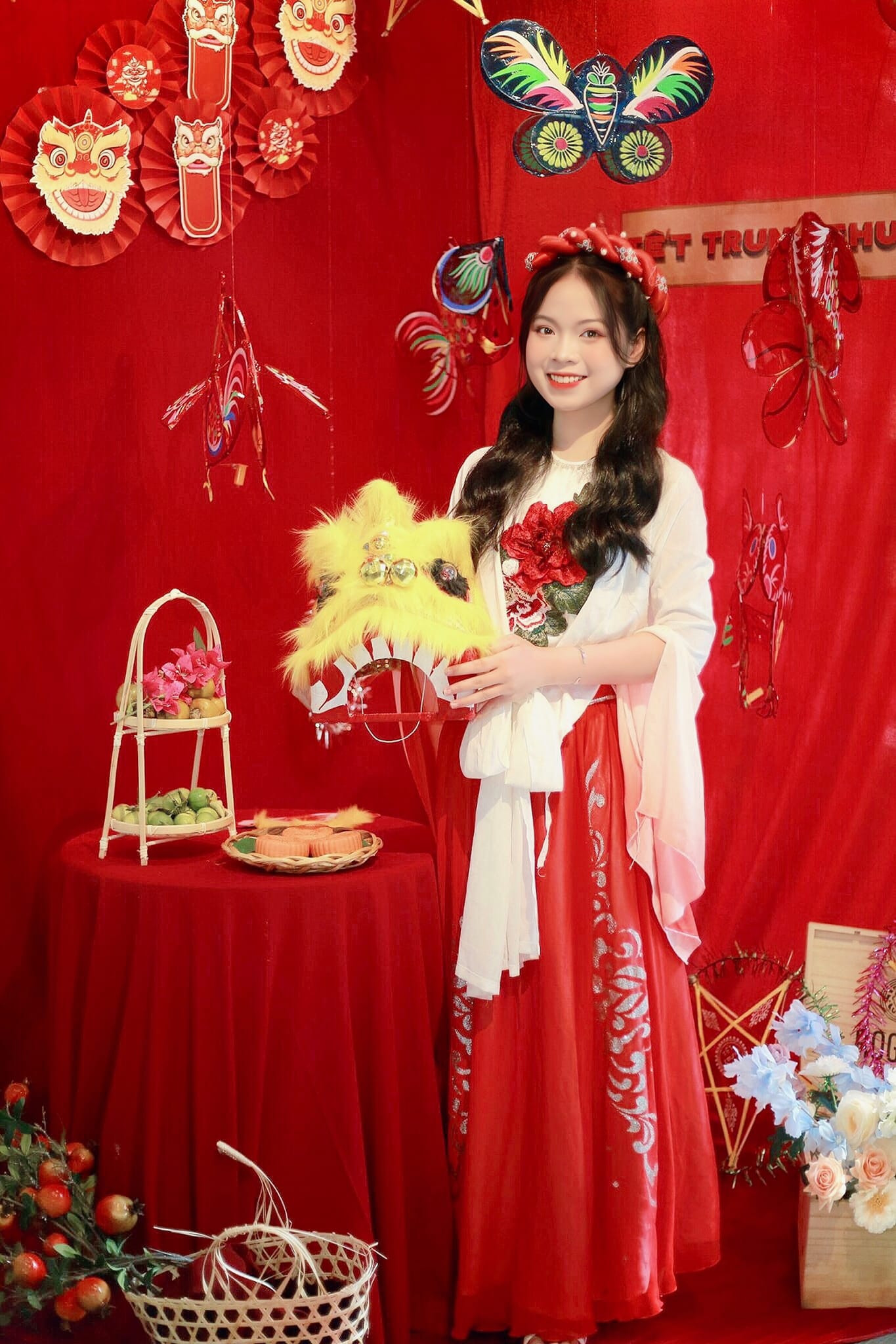 Hồng Hoa luôn cố gắng lan tỏa những điều tích cực đến mọi người. Hồng Hoa luôn cố gắng lan tỏa những điều tích cực đến mọi người.