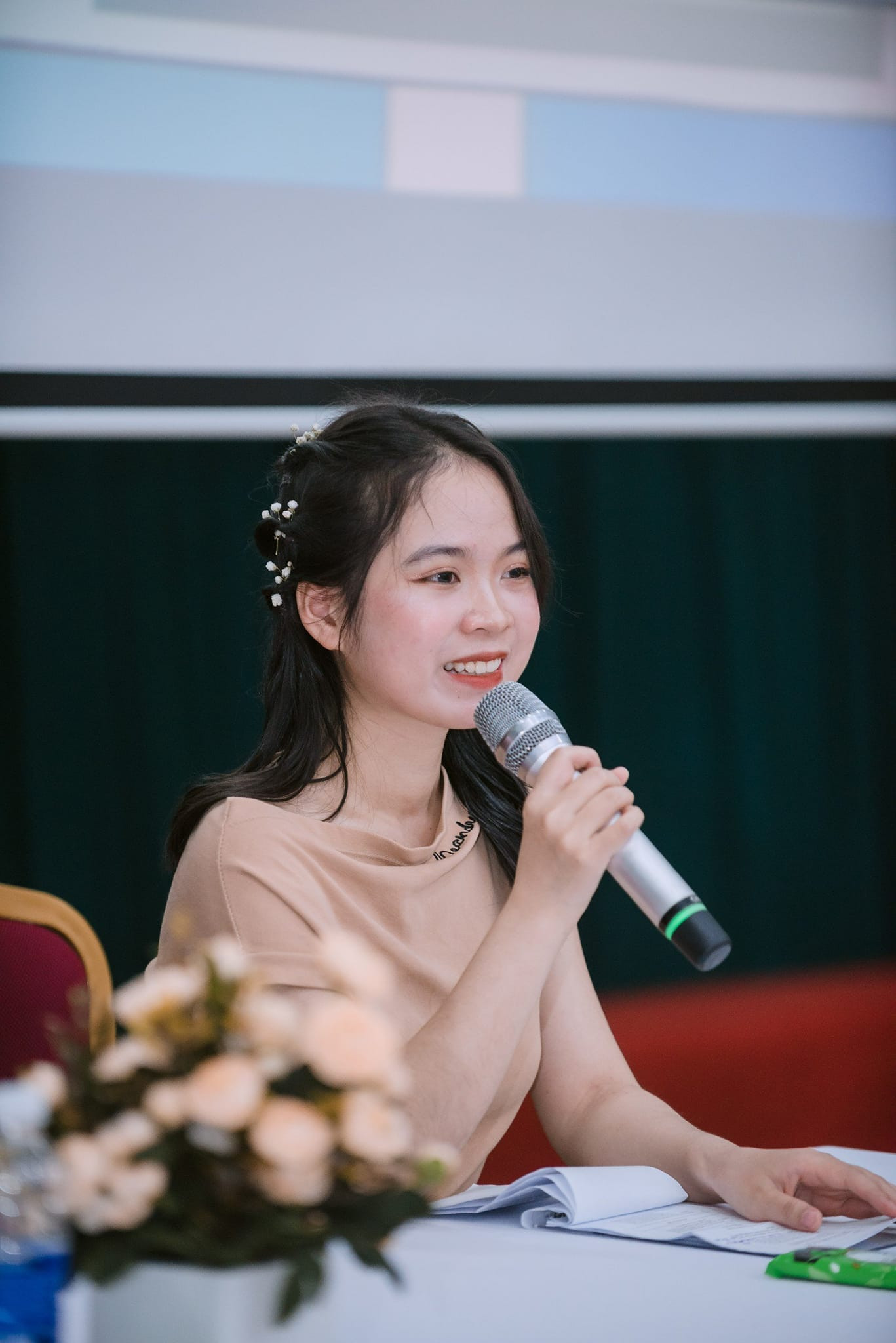 Hồng Hoa “nên duyên” với nghề cầm mic từ rất sớm. Hồng Hoa “nên duyên” với nghề cầm mic từ rất sớm.