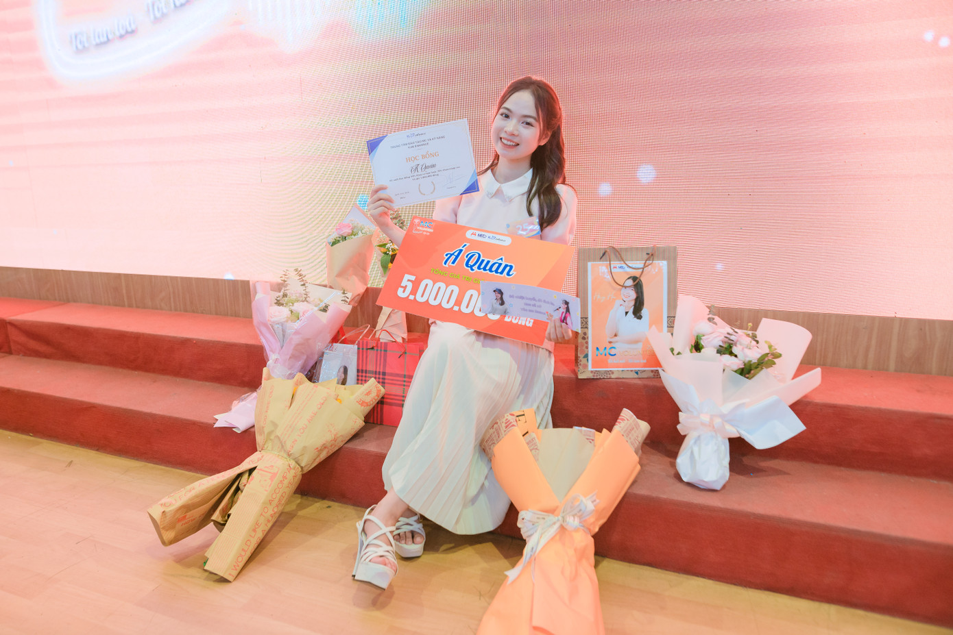 Hồng Hoa đạt danh hiệu Á quân MCV 2024. Hồng Hoa đạt danh hiệu Á quân MCV 2024.