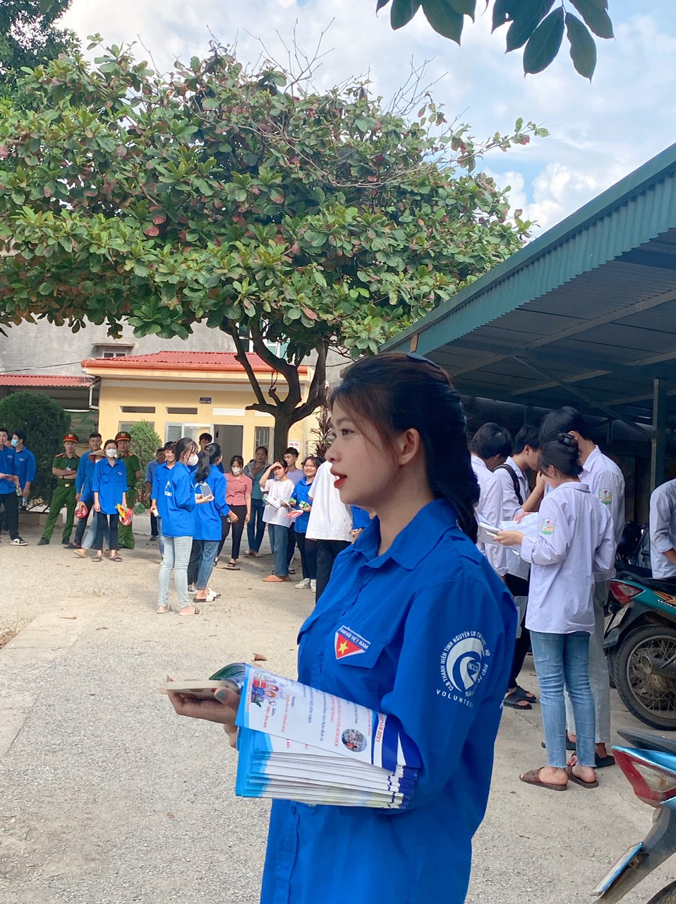 Cô tích cực tham gia các hoạt động của Đoàn - Hội. Cô tích cực tham gia các hoạt động của Đoàn - Hội.