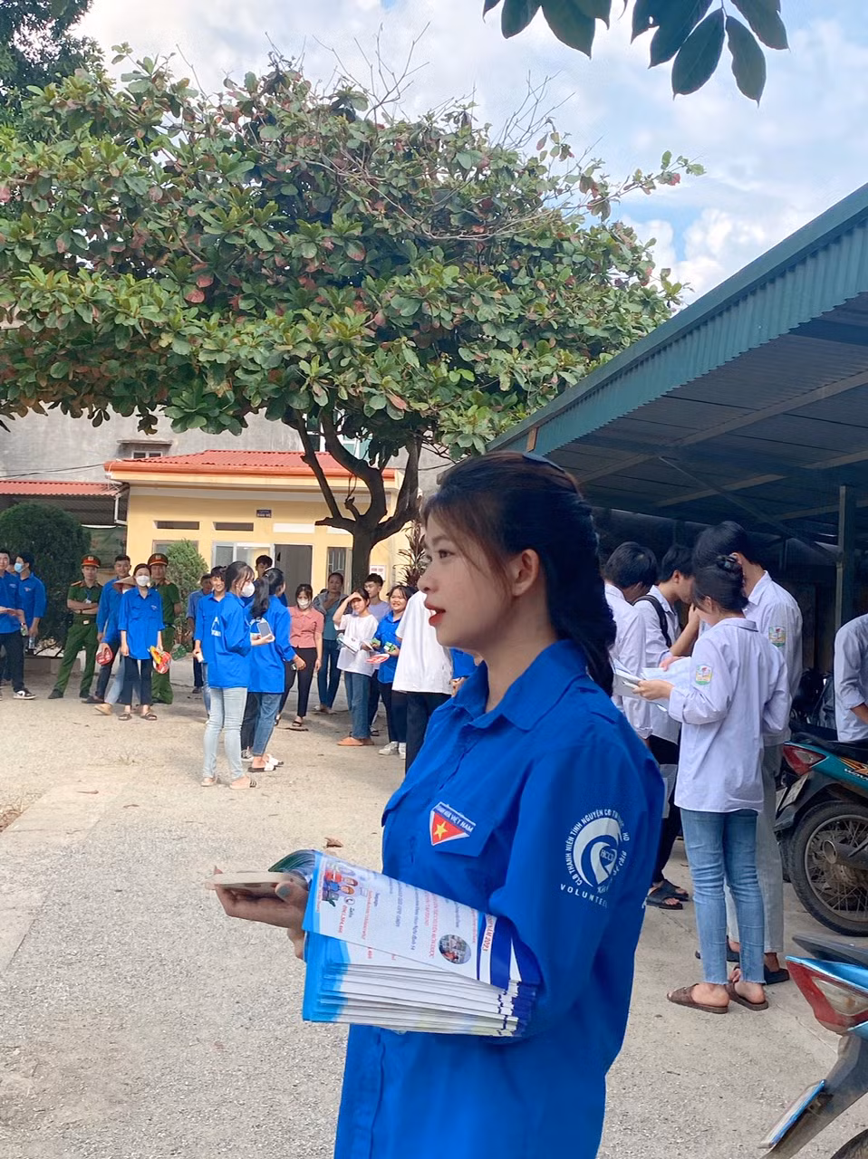 Cô tích cực tham gia các hoạt động của Đoàn - Hội.