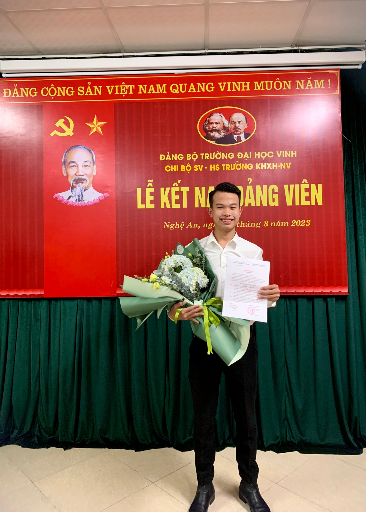 Nguyễn Thành Lộc vinh dự khi được kết nạp và trở thành Đảng viên Đảng Cộng sản Việt Nam. Nguyễn Thành Lộc vinh dự khi được kết nạp và trở thành Đảng viên Đảng Cộng sản Việt Nam.