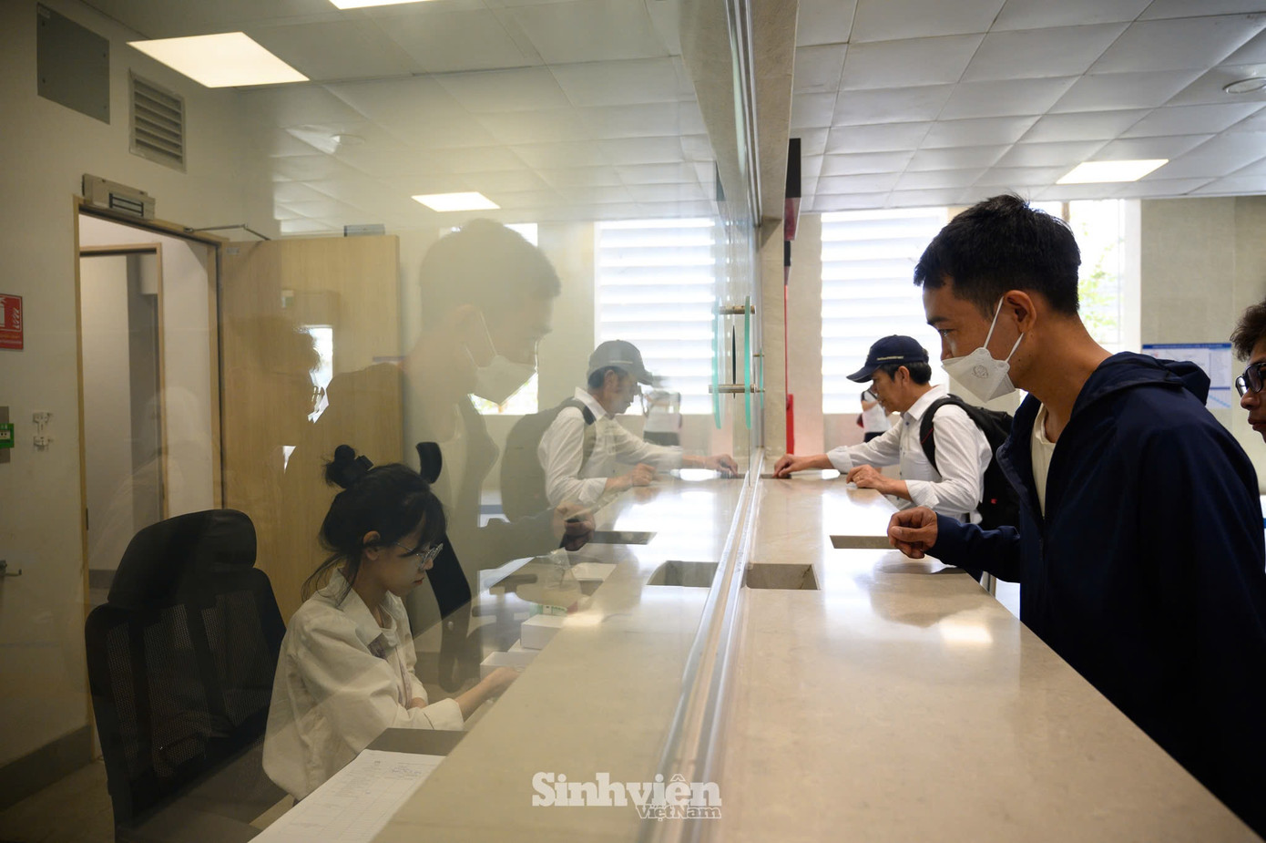 Hiện tại tuyến Nhổn - Ga Hà Nội đang miễn phí 15 ngày đầu cho người dân trải nghiệm. Sau đó, giá vé 1 chặng từ Ga Nhổn đến Ga Cầu Giấy là 12.000 đồng; vé ngày là 24.000 đồng, vé tháng là 200.000 đồng và giảm 50% cho học sinh, sinh viên.