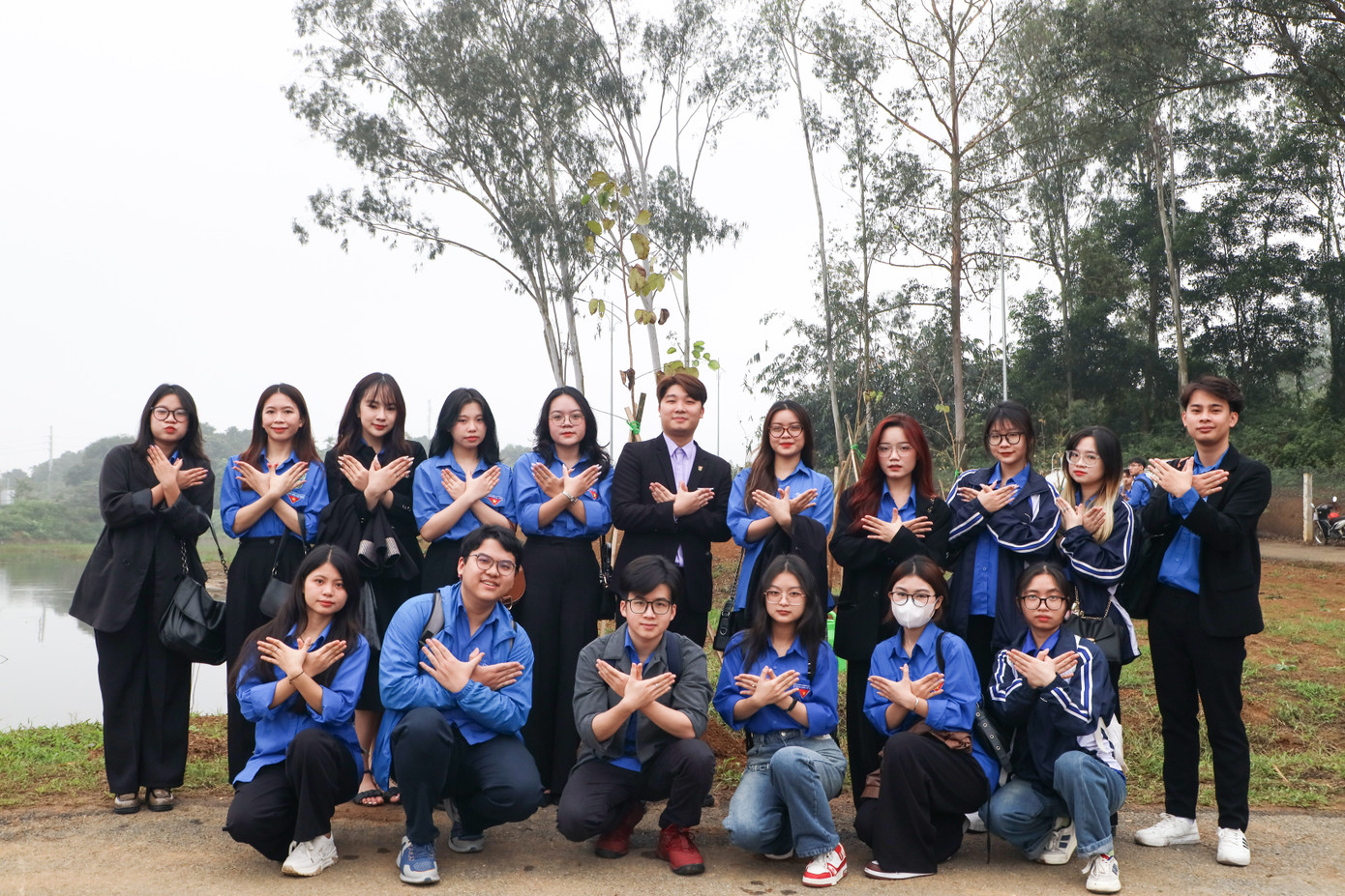 Cô nàng tham gia Chủ nhật Xanh ĐHQG Hà Nội. Cô nàng tham gia Chủ nhật Xanh ĐHQG Hà Nội.