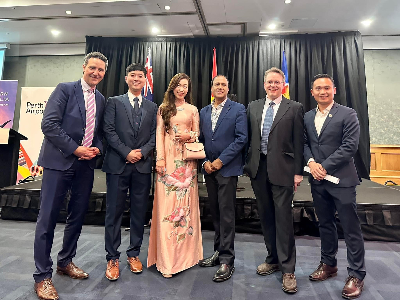 Thiện cùng các Giáo sư, giảng viên và đại diện Đại học Tây Úc.