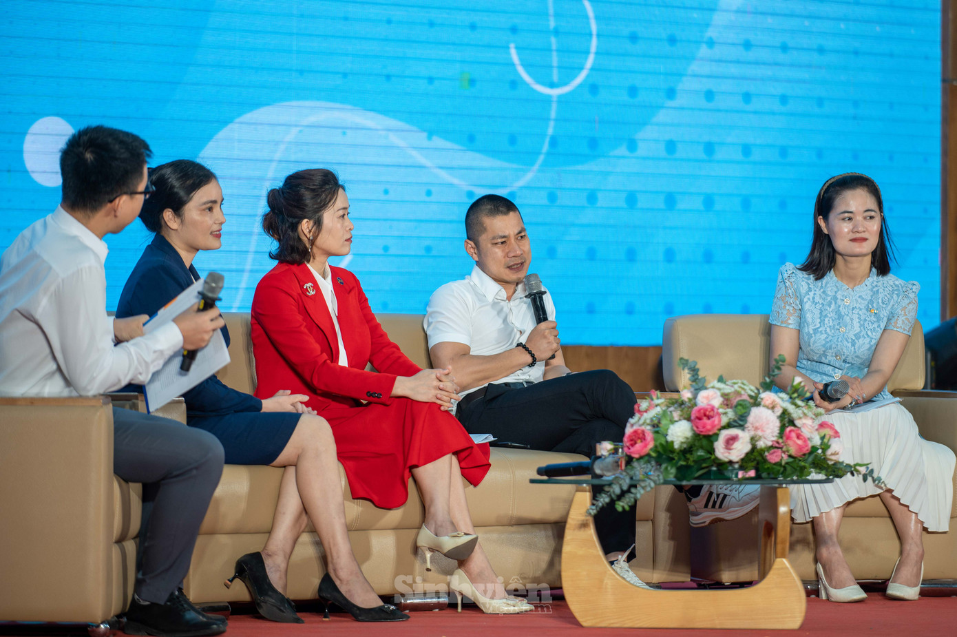 Ông Lê Xuân Tùng - Chủ tịch HĐQT Công ty Thời trang nam BILUXURY cho biết: “Doanh nghiệp không thiếu nhân sự có bằng cấp, chỉ thiếu những người tinh thần học hỏi, khát vọng hoàn thiện bản thân, cống hiến và tạo ra giá trị. Chúng tôi mong muốn sinh viên, giới trẻ cần thay đổi tư duy, cố gắng trở thành người có nền tảng tốt trước, khi đó các bạn đi bất kỳ doanh nghiệp nào cũng được đón nhận.”