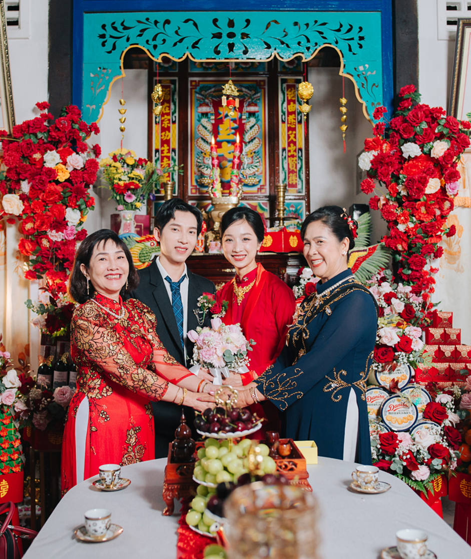 Họ kết hôn trong niềm hạnh phúc của gia đình, bạn bè và đang có công việc tại Mỹ. Họ kết hôn trong niềm hạnh phúc của gia đình, bạn bè và đang có công việc tại Mỹ.