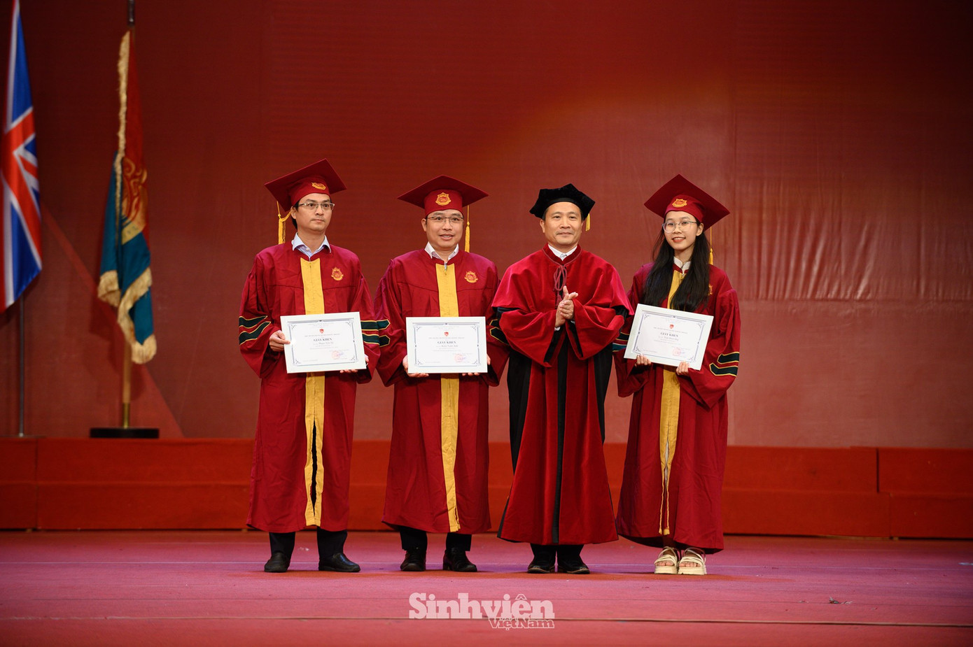 PGS.TS Lê Trung Thành vinh danh học viên đạt kết quả cao trong học tập.