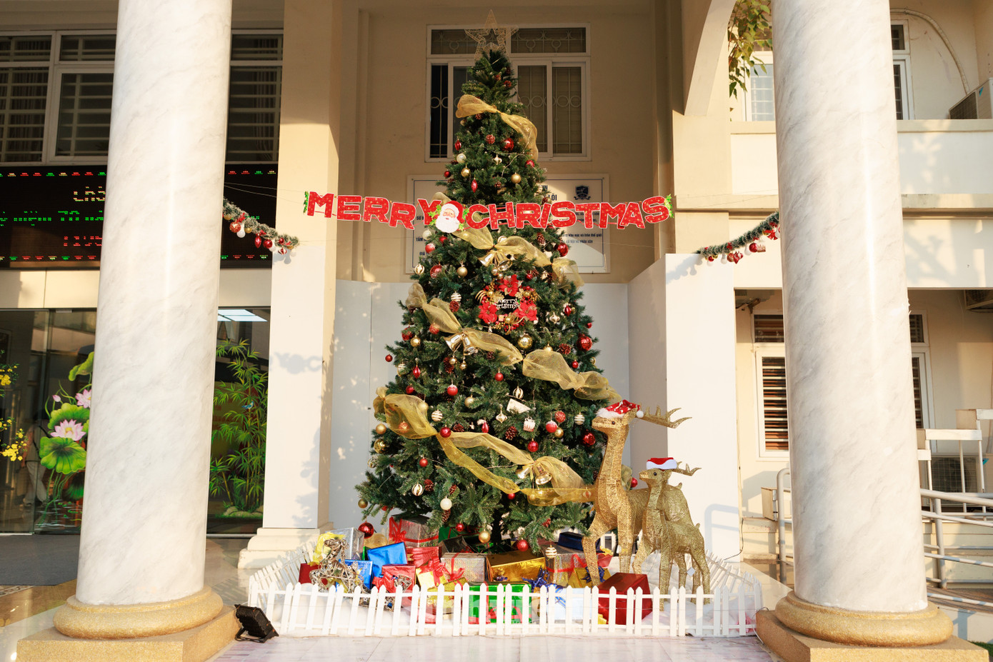 Không khí Giáng sinh tại Trường Đại học Ngoại ngữ - ĐHQGHN.