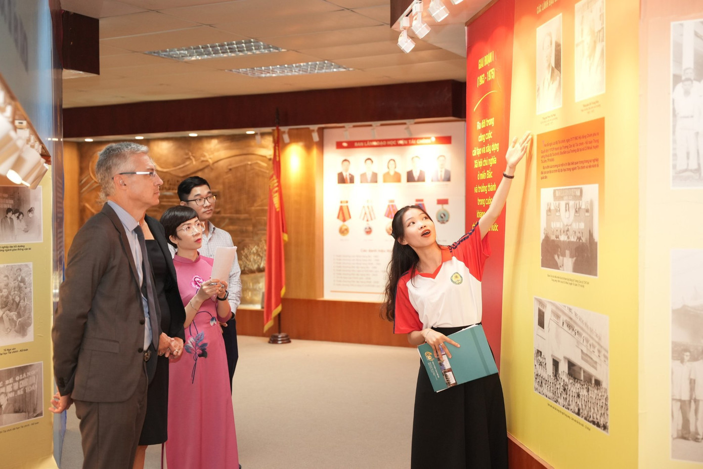 Tiếp đón đoàn đại biểu Pháp tham quan phòng truyền thống HVTC.