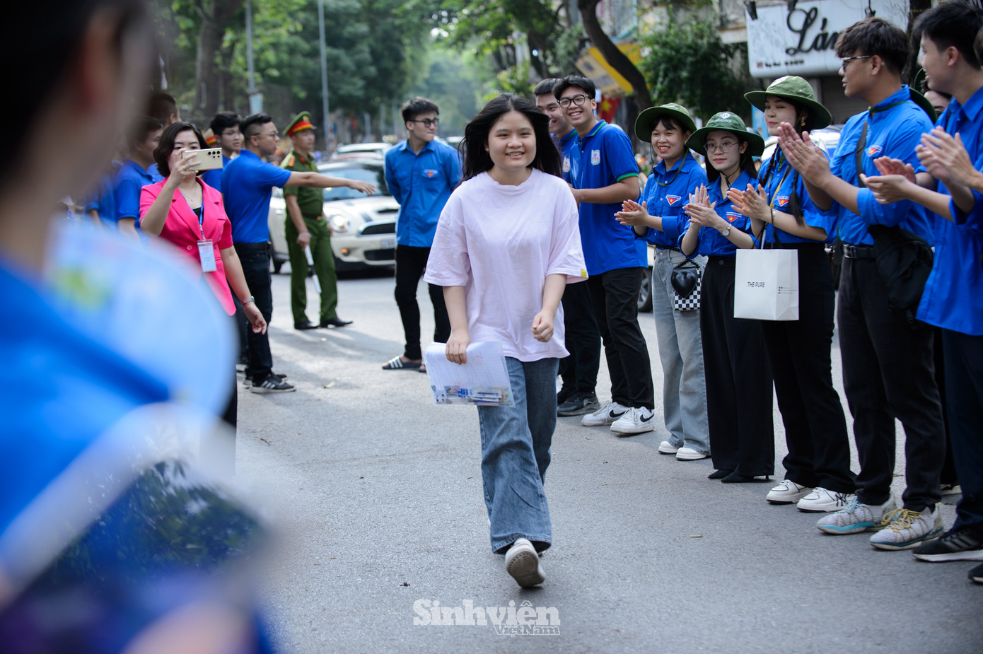Sáng nay, hơn 100.000 sĩ tử Hà Nội bước vào môn thi đầu tiên - Ngữ văn, thời gian làm bài 120 phút, bắt đầu từ 8 giờ đến 10 giờ.