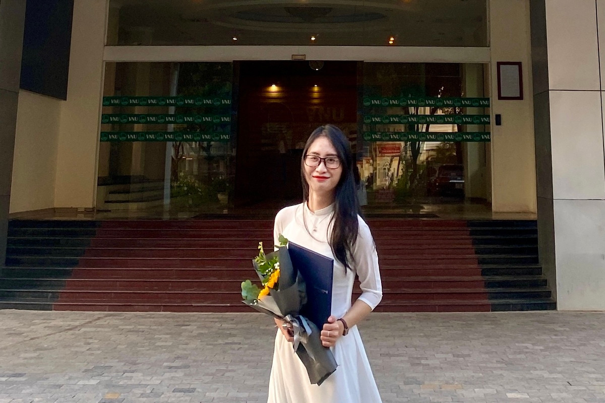 Ngoan trong một lần nhận học bổng khi là sinh viên. Ngoan trong một lần nhận học bổng khi là sinh viên.