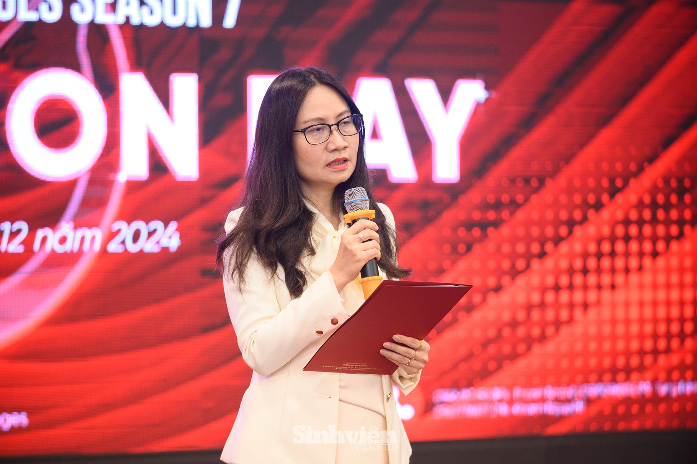 PGS. TS Nguyễn Anh Thu - Phó Hiệu trưởng Nhà trường phát biểu khai mạc cuộc thi Business Challenges mùa 7. PGS. TS Nguyễn Anh Thu - Phó Hiệu trưởng Nhà trường phát biểu khai mạc cuộc thi Business Challenges mùa 7.