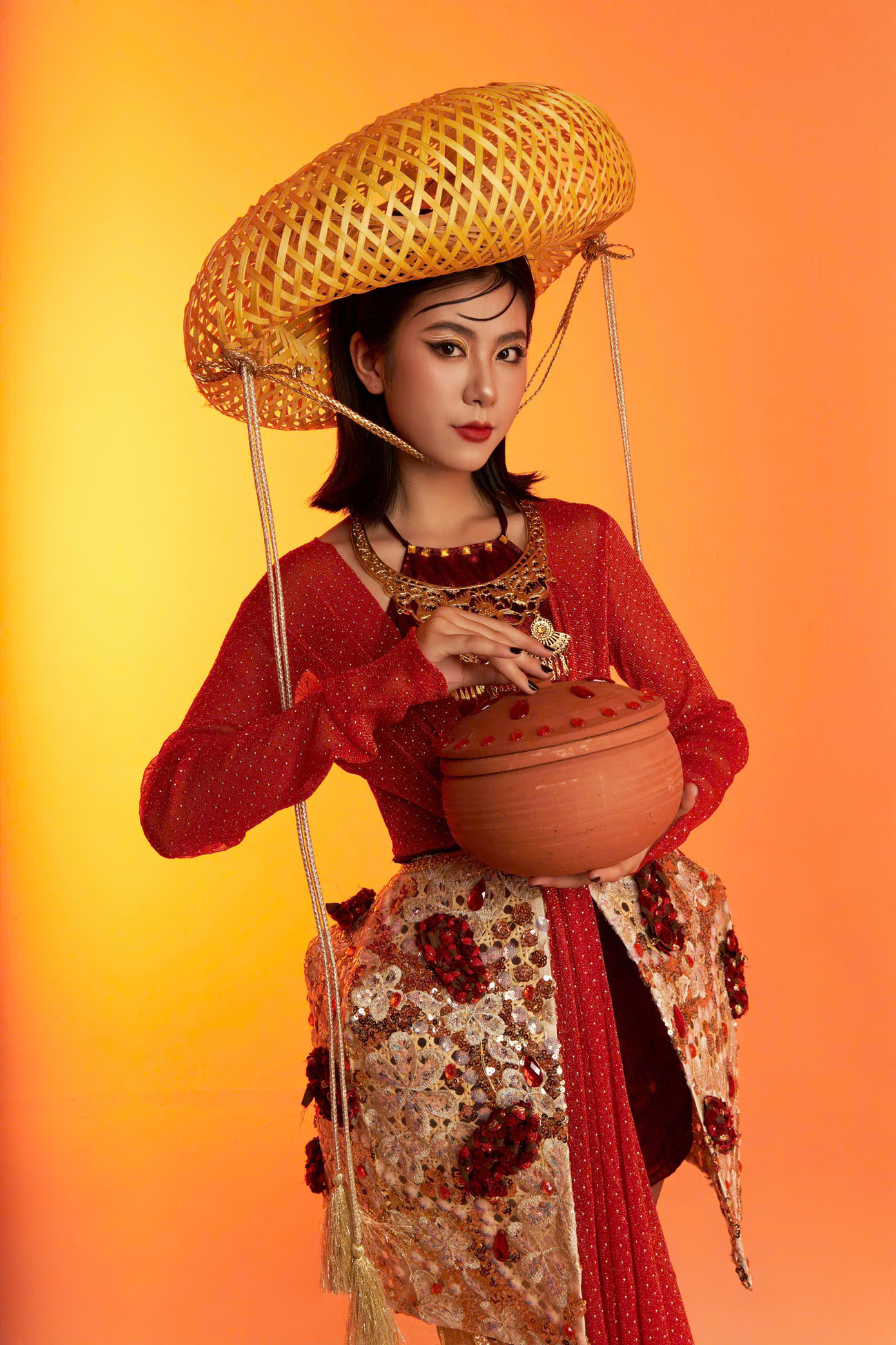 Thiết kế của Quỳnh Giang - Trang phục cách tân văn hóa dân gian (áo tứ thân) lấy cảm hứng từ món ăn Cá kho làng Vũ Đại.