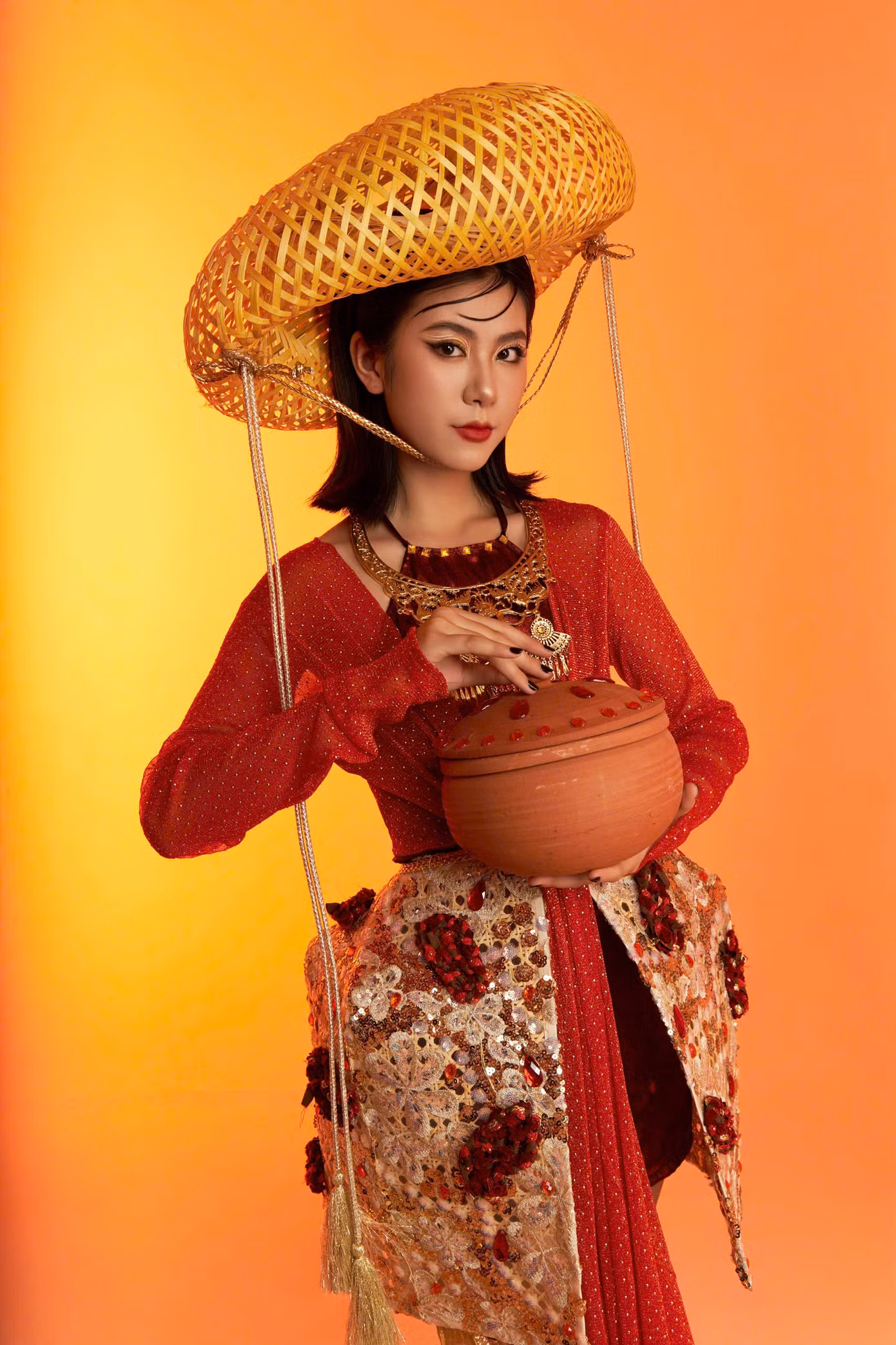 Thiết kế của Quỳnh Giang - Trang phục cách tân văn hóa dân gian (áo tứ thân) lấy cảm hứng từ món ăn Cá kho làng Vũ Đại.