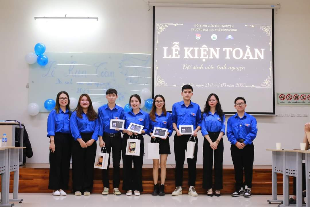 Phương Trà (ngoài cùng bên trái) tham dự Lễ kiện toàn Đội sinh viên tình nguyện năm học 2022 - 2023. Phương Trà (ngoài cùng bên trái) tham dự Lễ kiện toàn Đội sinh viên tình nguyện năm học 2022 - 2023.