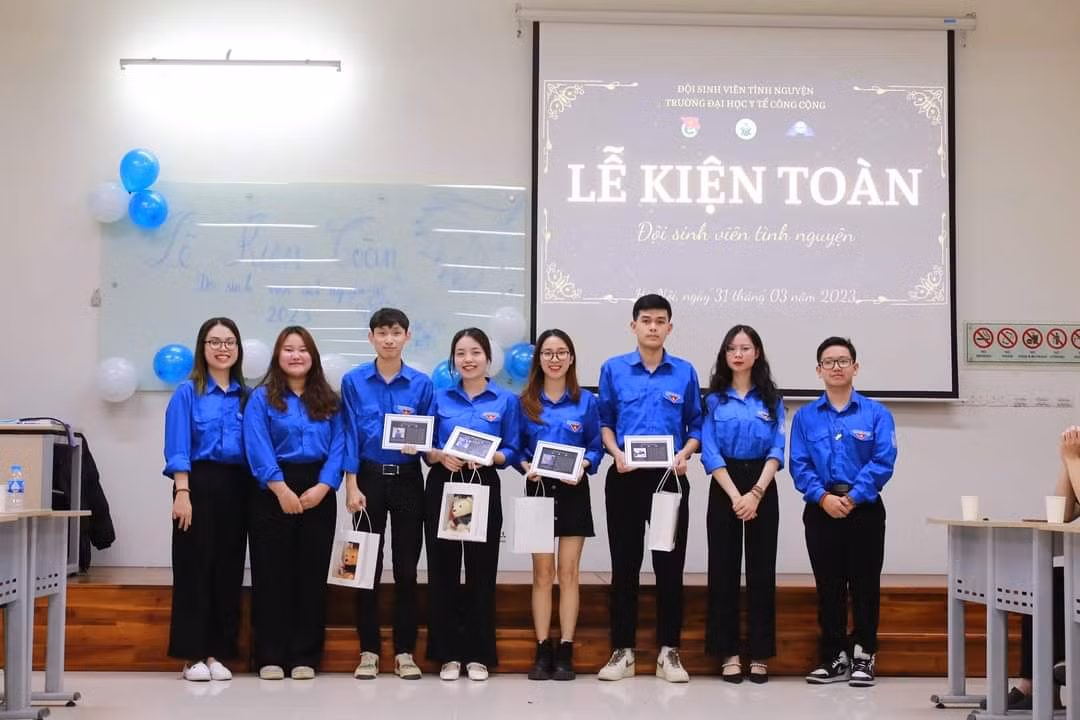 Phương Trà (ngoài cùng bên trái) tham dự Lễ kiện toàn Đội sinh viên tình nguyện năm học 2022 - 2023.