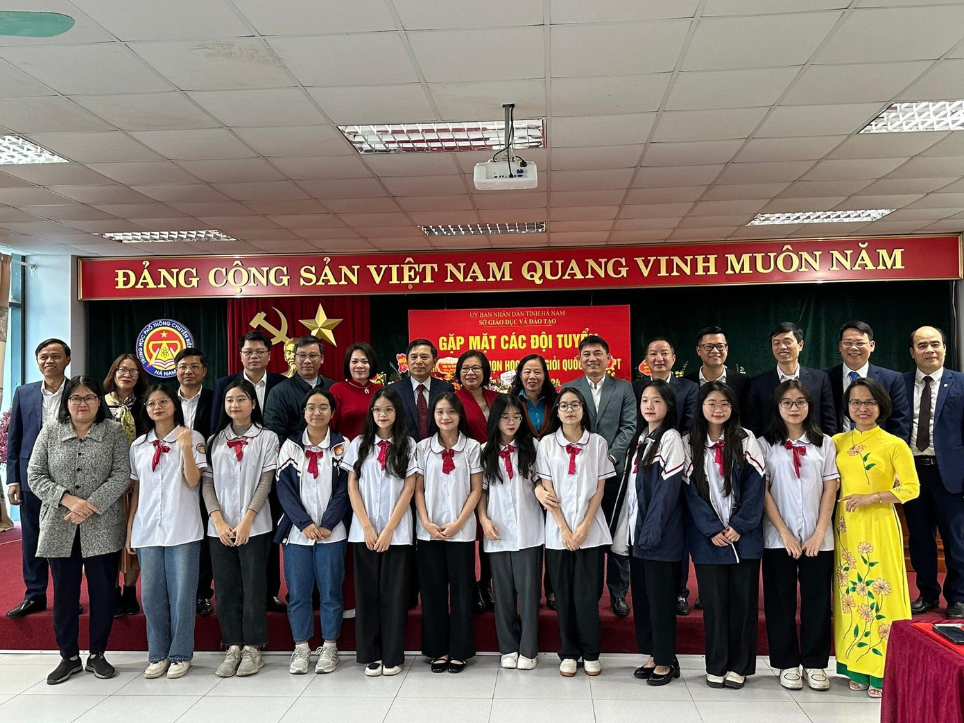 Minh Phương cùng đội tuyển HSG môn Ngữ văn trong buổi gặp mặt trước thềm kỳ thi chọn HSG quốc gia THPT. Minh Phương cùng đội tuyển HSG môn Ngữ văn trong buổi gặp mặt trước thềm kỳ thi chọn HSG quốc gia THPT.