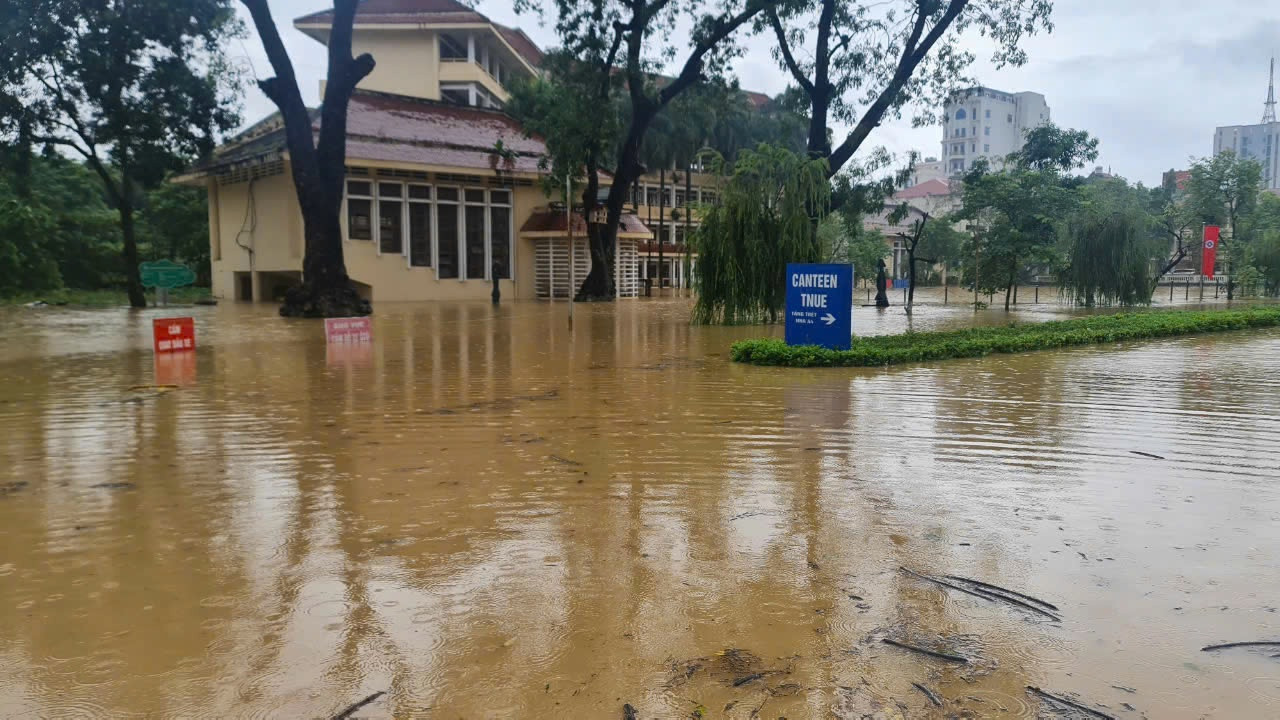Nước lũ tràn vào Trường Đại học Sư phạm Thái Nguyên.