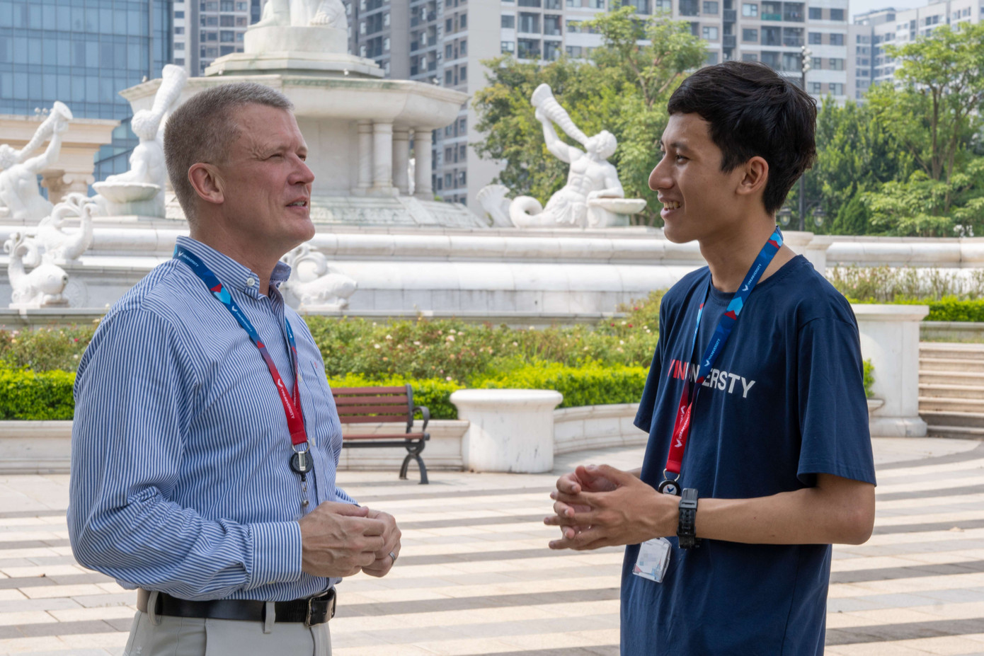 Thầy K. David Harrison và Trần Đăng Khoa.