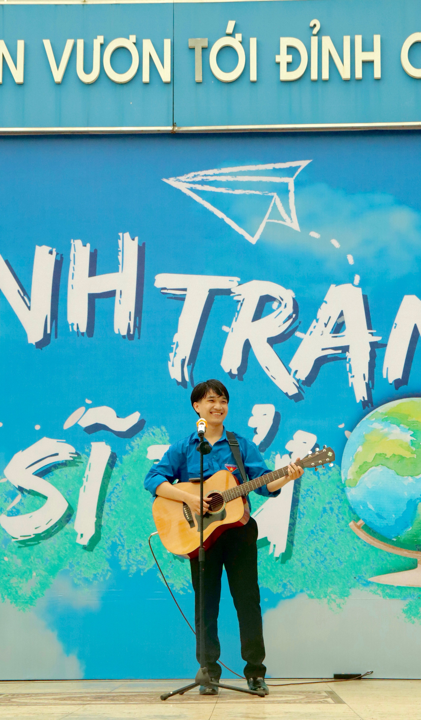 Chương trình tình nguyện đầu tiên của Đức Minh tại Trường THPT chuyên Hưng Yên. Chương trình tình nguyện đầu tiên của Đức Minh tại Trường THPT chuyên Hưng Yên.