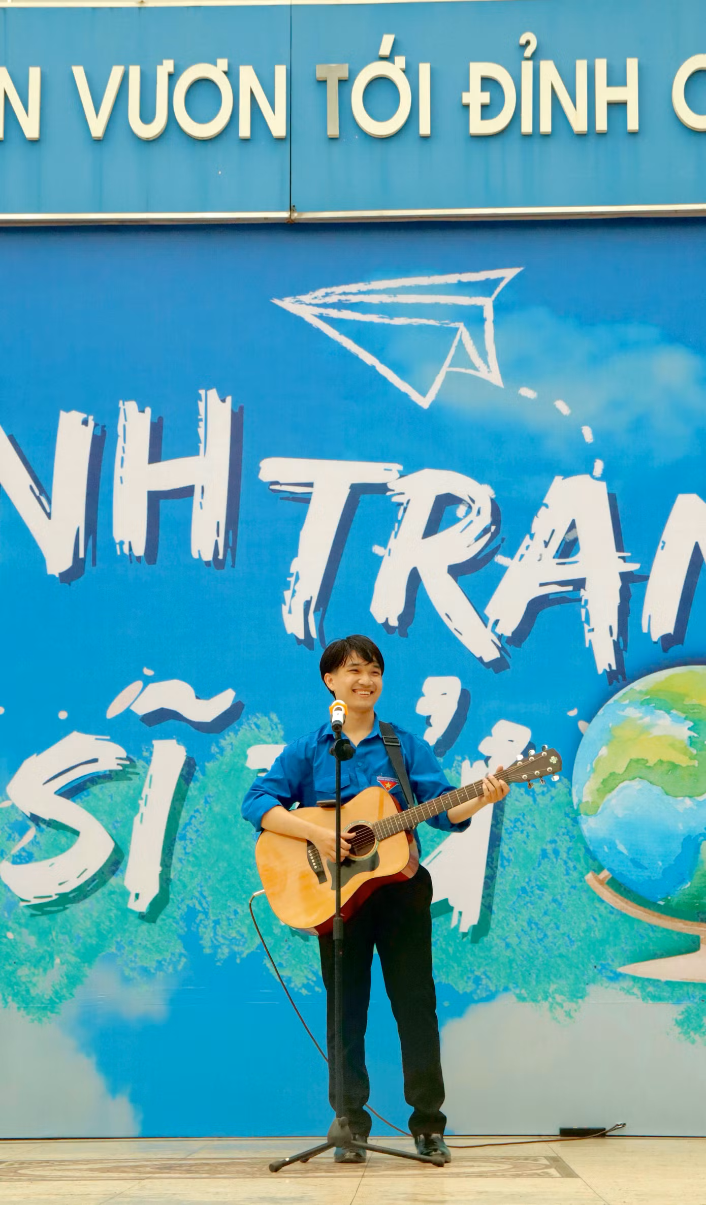 Chương trình tình nguyện đầu tiên của Đức Minh tại Trường THPT chuyên Hưng Yên.