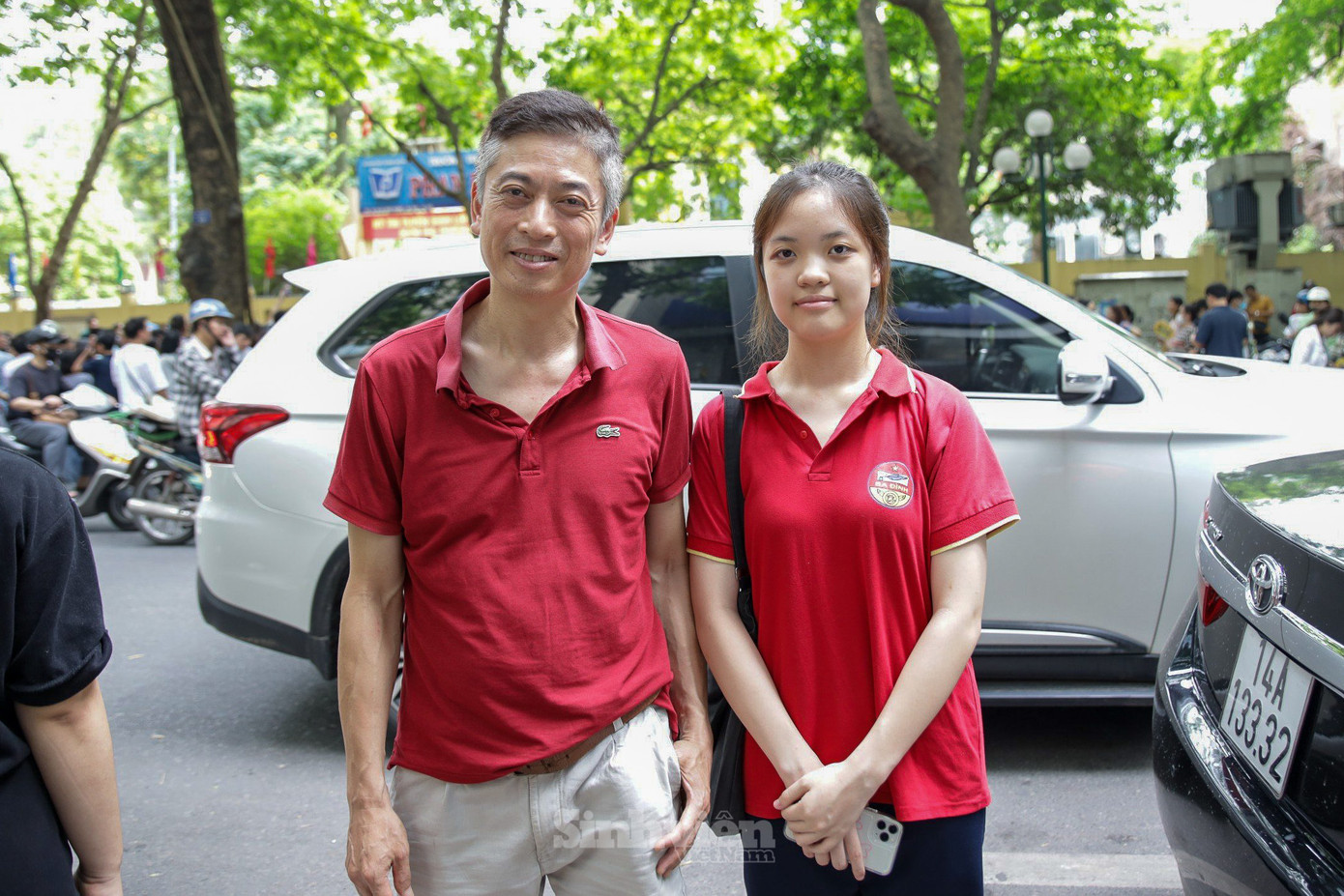 Em Nguyễn Thanh Xuân (Trường THCS Ba Đình) là thí sinh đầu tiên ra khỏi điểm thi Trường THPT Phan Đình Phùng. Chia sẻ về môn Ngữ văn, Xuân chia sẻ: "Đề này không quá khó, phụ thuộc vào bạn nào ôn kỹ tác phẩm này thôi ạ." Phụ huynh của em Thanh Xuân cũng chia sẻ rằng không tạo áp lực cho con gái, chỉ chúc em cố gắng hết sức của mình.