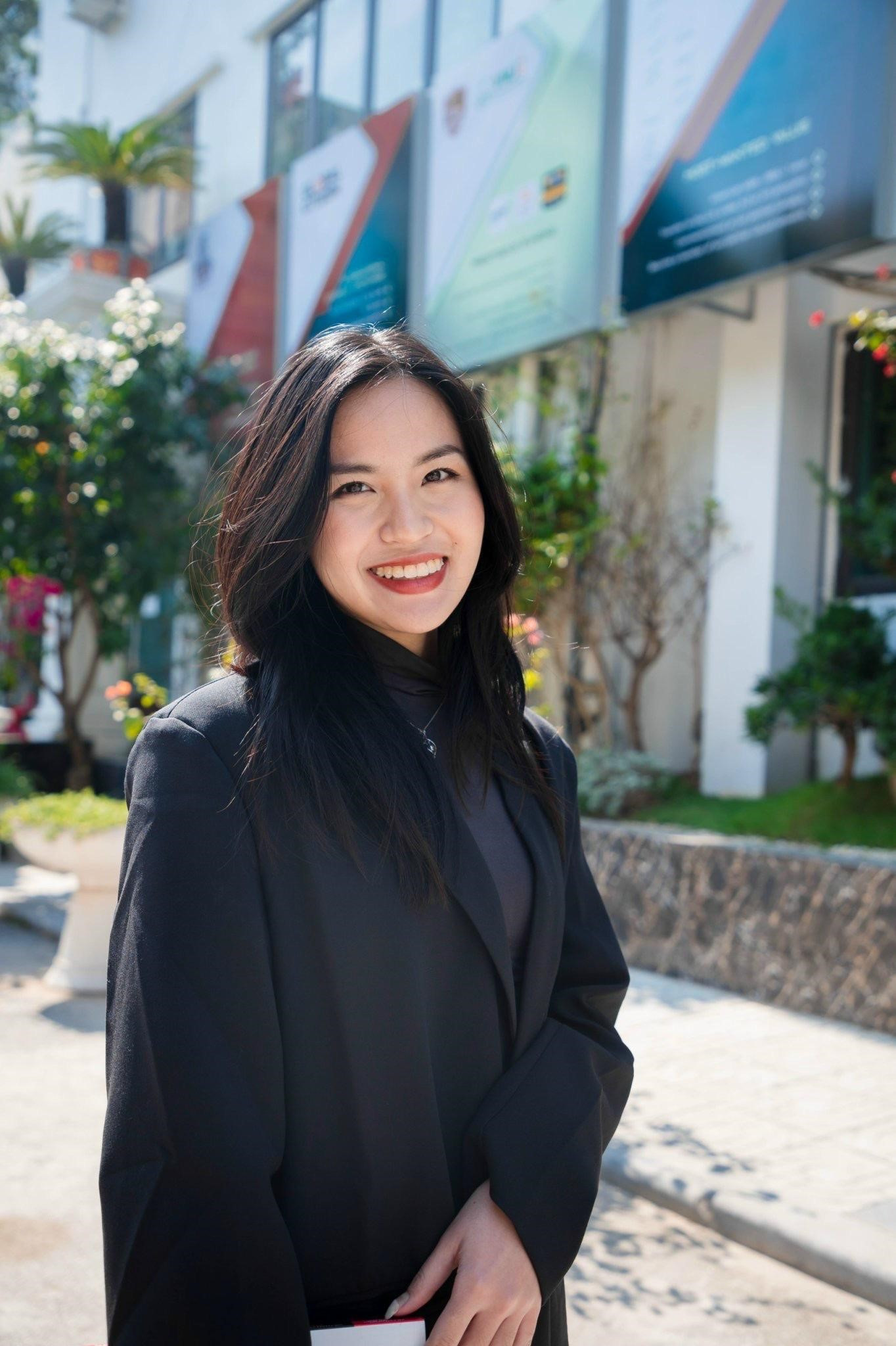 Theo chia sẻ của Nhật Linh, sự tự tin, khả năng ngoại ngữ và sự đồng hành của thầy cô chính là lợi thế lớn của các bạn sinh viên UEB – Troy. Theo chia sẻ của Nhật Linh, sự tự tin, khả năng ngoại ngữ và sự đồng hành của thầy cô chính là lợi thế lớn của các bạn sinh viên UEB – Troy.