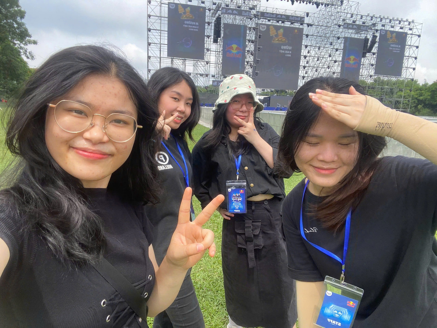 Các thực tập sinh trở thành những “chân” chạy sự kiện năng động, nhiệt huyết trong lễ hội 'Húc Fest' của Red Bull.