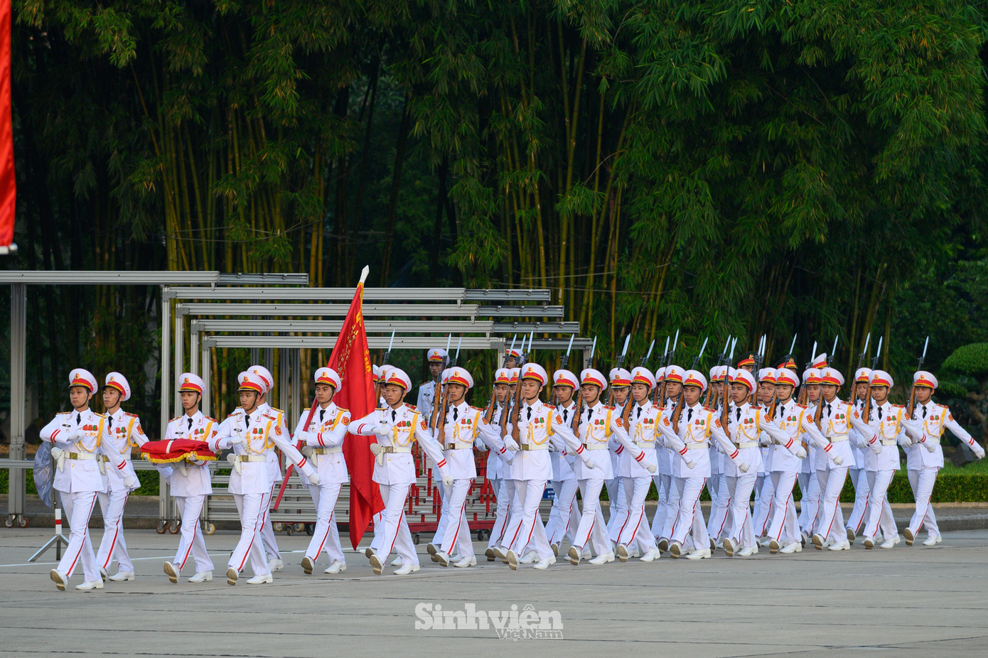 Đội tiêu binh hành tiến vào Quảng trường Ba Đình trên nền quân nhạc.