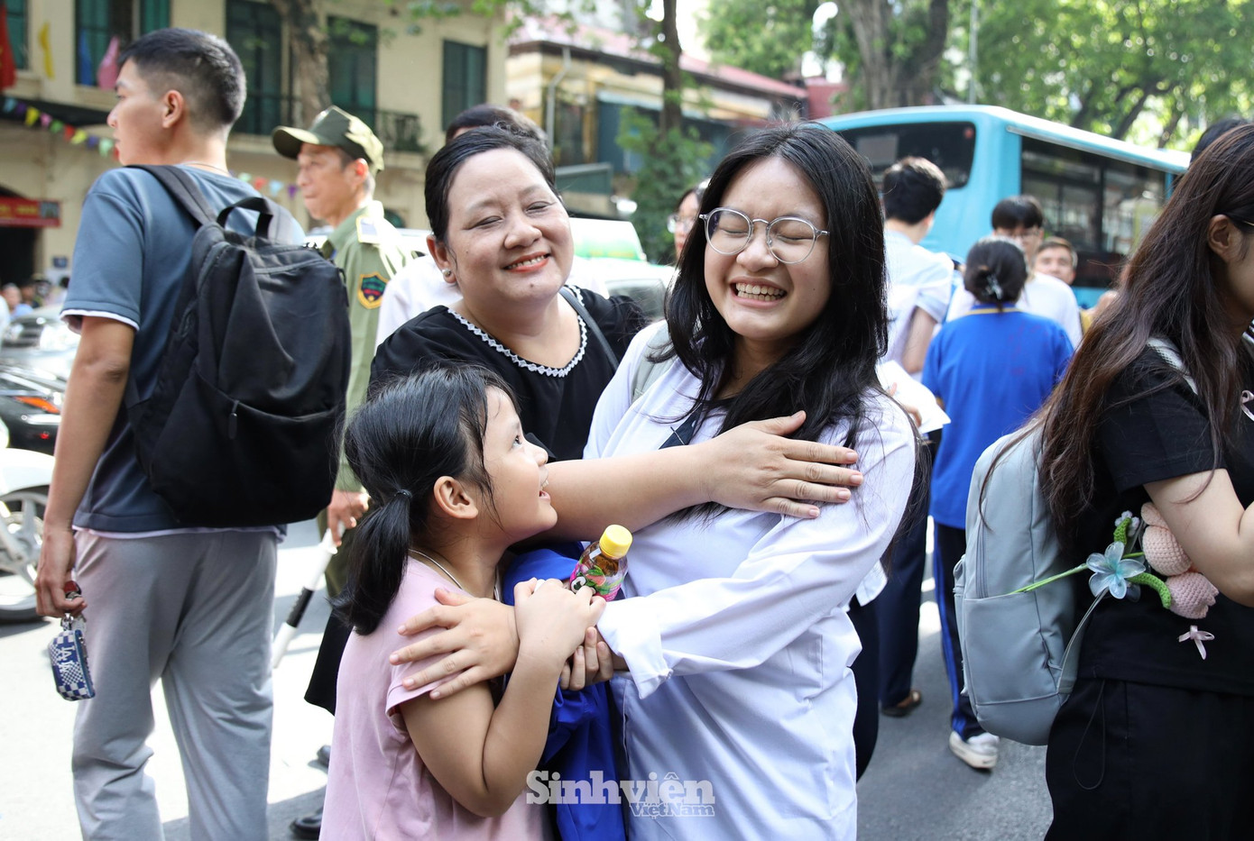Bạn Nguyễn Phương Thái - Học sinh trường THPT Trần Phú - Hoàn Kiếm ôm chầm lấy mẹ và em gái sau khi hoàn thành kỳ thi. Phương Thái chia sẻ: &quot; Em thấy đề Tiếng Anh hôm nay khá là dễ so với khả năng của em. Em tự tin được 10đ trên tay ạ (cười).&quot;