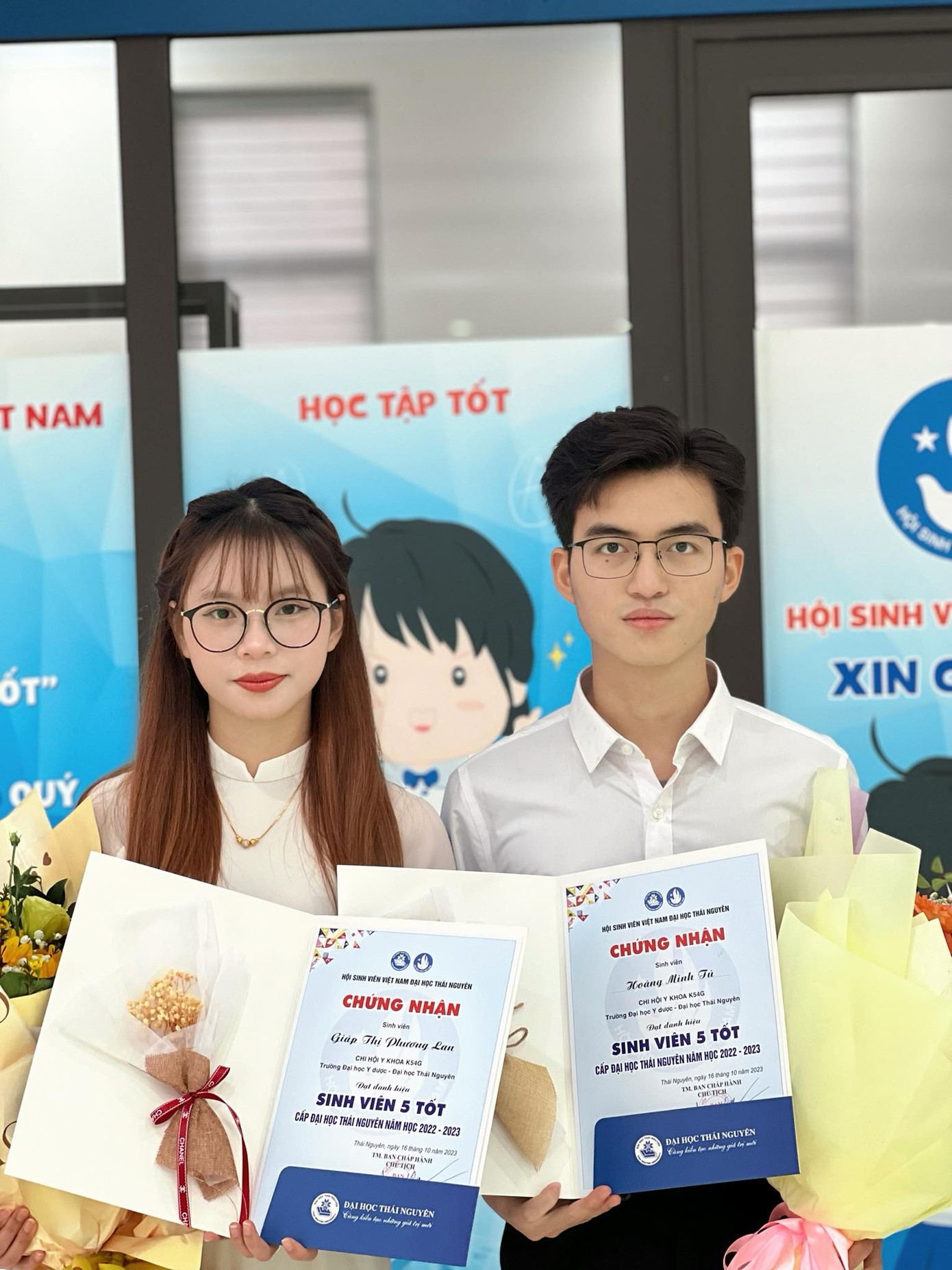 Minh Tú (bên phải) nhận danh hiệu Sinh viên 5 Tốt cấp Đại học Thái Nguyên năm học 2022 - 2023. Minh Tú (bên phải) nhận danh hiệu Sinh viên 5 Tốt cấp Đại học Thái Nguyên năm học 2022 - 2023.