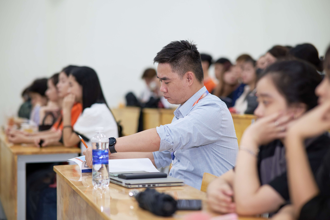 Thầy Luân theo dõi sát sao để đánh giá, hướng dẫn sinh viên từng chi tiết nhỏ trong các diễn biến của sự kiện. Thầy Luân theo dõi sát sao để đánh giá, hướng dẫn sinh viên từng chi tiết nhỏ trong các diễn biến của sự kiện.