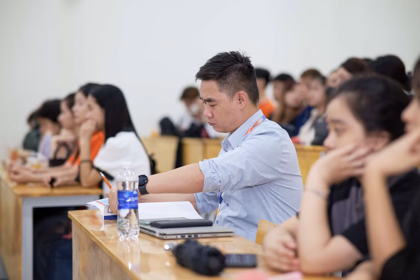 Thầy Luân theo dõi sát sao để đánh giá, hướng dẫn sinh viên từng chi tiết nhỏ trong các diễn biến của sự kiện.