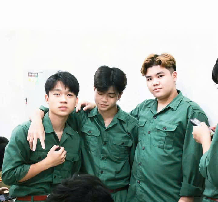 Cường cùng các bạn sinh viên. Cường cùng các bạn sinh viên.