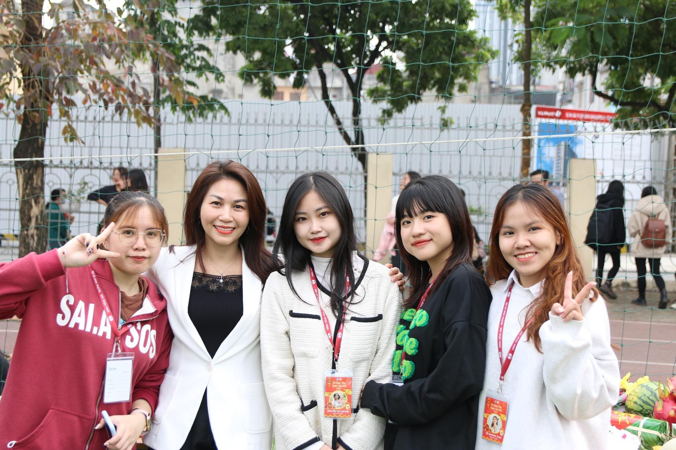 Hà Linh tham gia tổ chức hoạt động nhà trường và chụp ảnh cùng cô Thái Thị Cẩm Trang (PGĐ Trung tâm Phát triển giáo dục và Công nghệ số EDC Trường Đại học Sư phạm Hà Nội - Nguyên Phó trưởng khoa Tiếng Anh). Hà Linh tham gia tổ chức hoạt động nhà trường và chụp ảnh cùng cô Thái Thị Cẩm Trang (PGĐ Trung tâm Phát triển giáo dục và Công nghệ số EDC Trường Đại học Sư phạm Hà Nội - Nguyên Phó trưởng khoa Tiếng Anh).