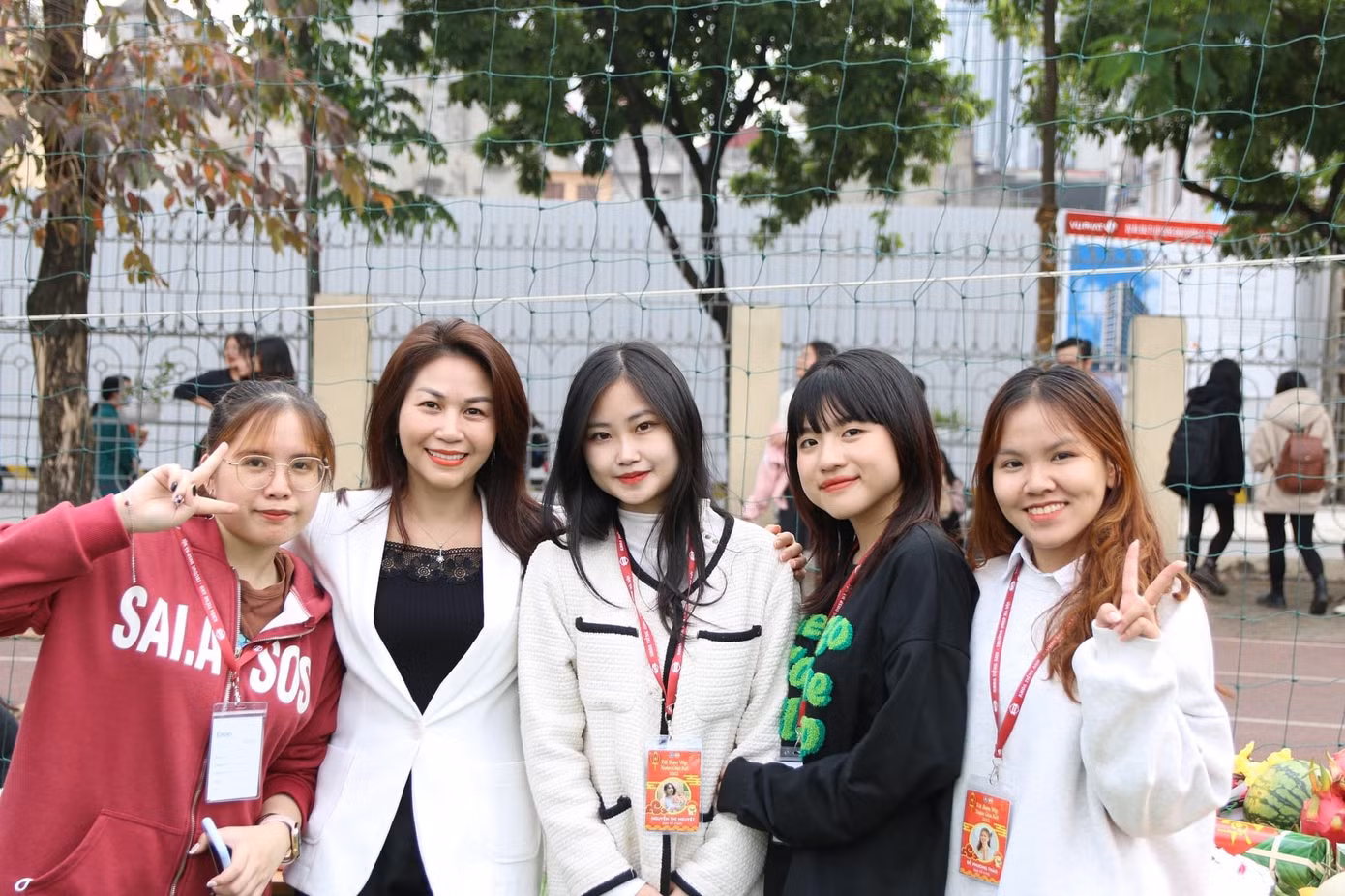 Hà Linh tham gia tổ chức hoạt động nhà trường và chụp ảnh cùng cô Thái Thị Cẩm Trang (PGĐ Trung tâm Phát triển giáo dục và Công nghệ số EDC Trường Đại học Sư phạm Hà Nội - Nguyên Phó trưởng khoa Tiếng Anh).