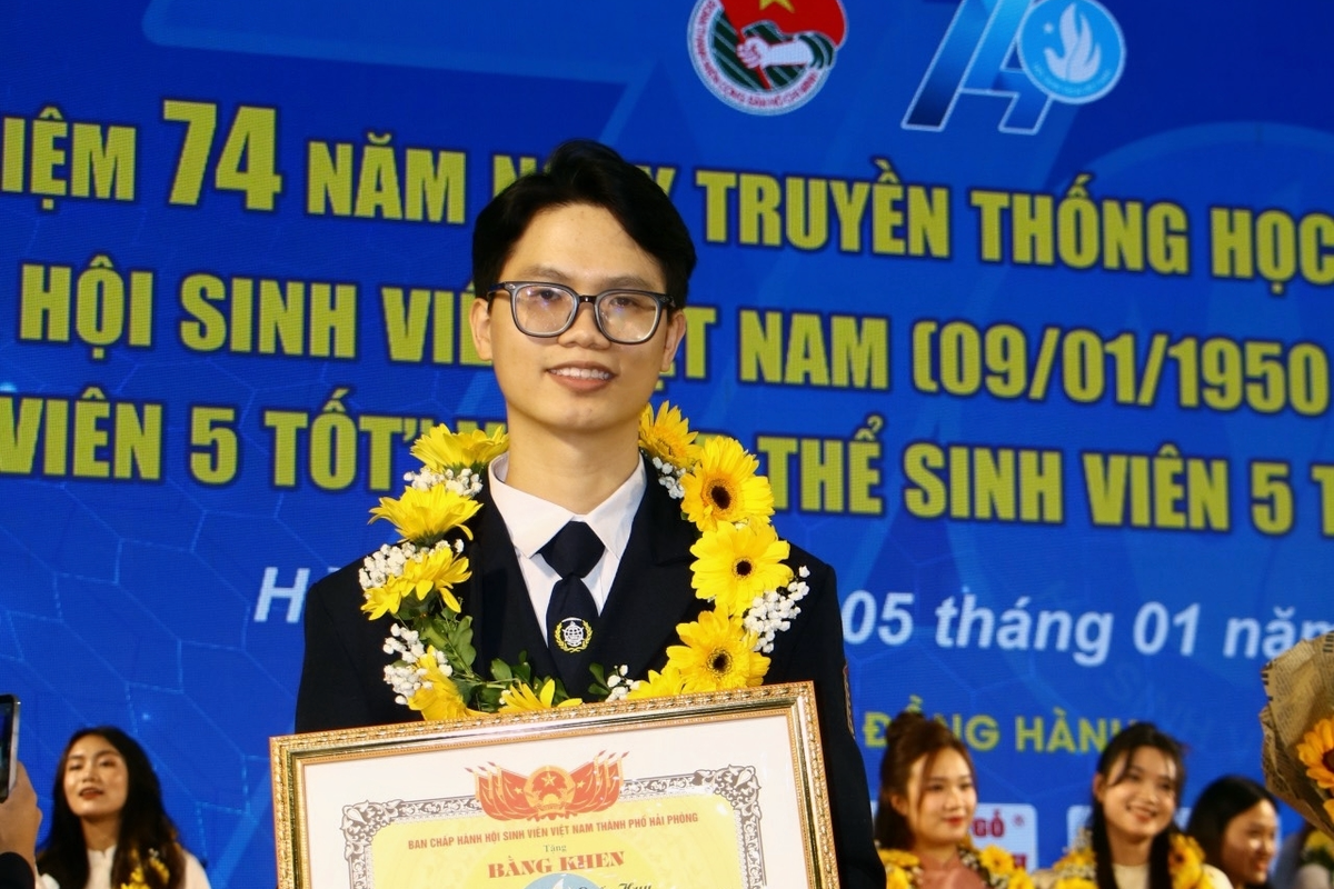 Quốc Huy tại lễ tuyên dương Sinh viên 5 tốt năm 2023 do Đoàn Thanh niên - Hội Sinh viên thành phố Hải Phòng tổ chức. Quốc Huy tại lễ tuyên dương Sinh viên 5 tốt năm 2023 do Đoàn Thanh niên - Hội Sinh viên thành phố Hải Phòng tổ chức.